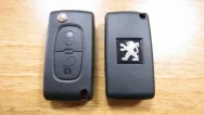 Корпус ключа зажигания Peugeot/Citroen 2 кнопки. Без проточки. Батарейка на плате. KP013