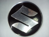Стикер SUZUKI D-54 алюминиевый сферический (на двучтороннем скотче) 